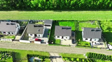 Ağaçlarda güneş çatıları olan müstakil evler