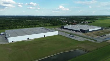 Nakliye kamyonu şeritli sanayi deposu.