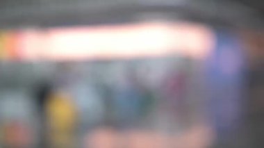 İçinde gezginler olan çağdaş havaalanı mimarisi