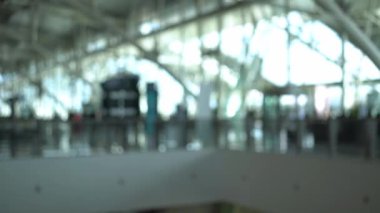 Uçsuz bucaksız havaalanı. Yürüyen yolcular bulanık.