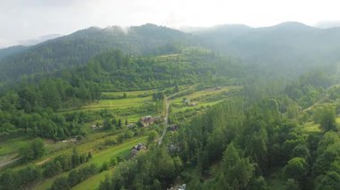 Kırmızı çatılı sakin dağ vadisi