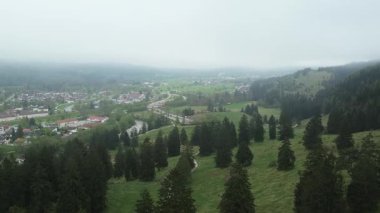 Orman tepeleri yakınında huzurlu bir kasaba.