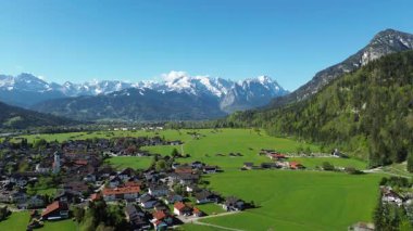 Karlı dağ tepelerinin yakınındaki huzurlu vadi