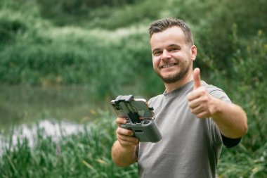 Uzaktan kumandalı uzaktan kumandalı adam onay veriyor