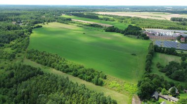 Büyüyen ekinlerle birlikte tarlaların havadan görünüşü