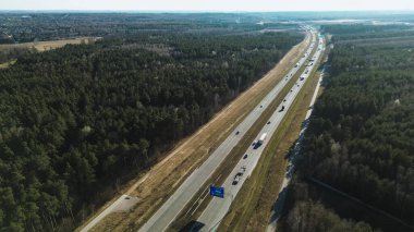 Hafif trafik ile havadan otoyol çekimi