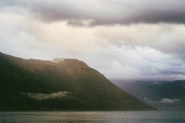 Adriyatik kıyısında güneşli engebeli dağlar