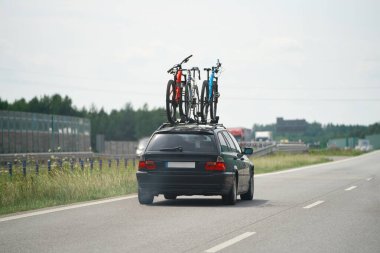 Yoğun yoldaki arabalar, aracın üstündeki bisiklet parkı.