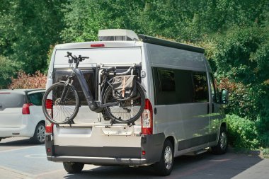 Motosikletli karavanın arka görüntüsü