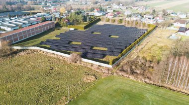 Yerdeki güneş paneli satırları