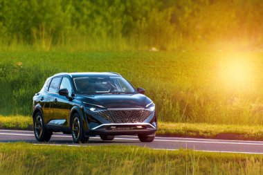 Otoyol üzerindeki arazi aracı doğal manzara boyunca