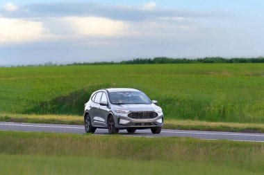 Sessiz otoyolda çapraz SUV hareket halinde.