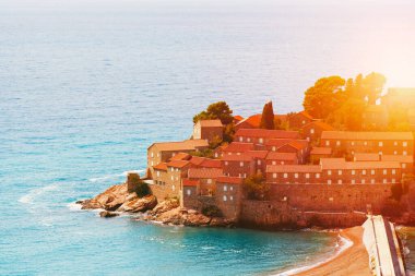 Kırmızı çatıları olan eski kasaba adası