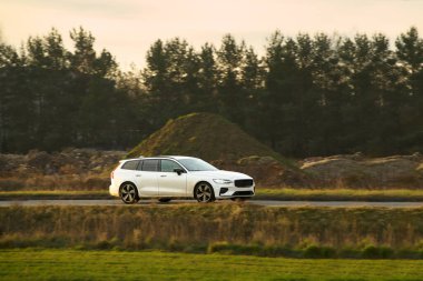 Aile arabası yaz gezisinde manzaralı.