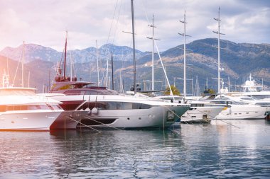 Yat, dağ zeminli marinaya park edilmiş.