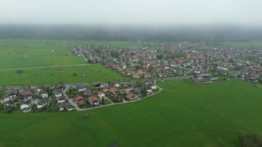 Yeşil çayır manzaralı dağ köyü