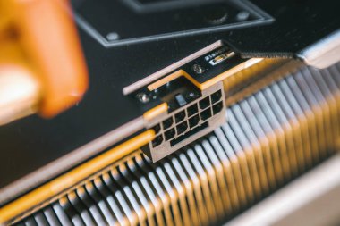 GPU güç konnektörü 12VHPWR kablosunu gösteriyor