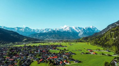 Arka planda Alpler olan ideal kırsal bölge