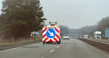 Yol kenarında trafik yönü minibüsü