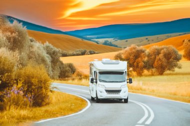 Yeşil Park Yolu yakınında tatilde olan Retro karavan.