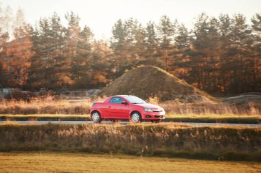 Sessiz kırsal bir yolda modern bir araba.