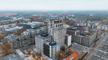 Şehir merkezinde büyük vinç yapımı.