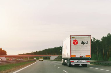 Polonya, Avrupa 26.05.2025 sokaklarındaki DPD taşımacılık kamyonu.