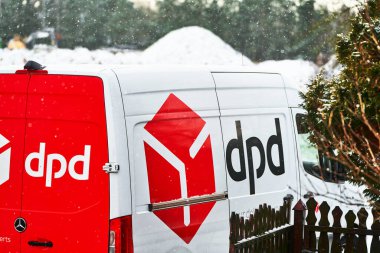 Avrupa, Polonya 'da kar yağışı altında seyahat eden servis aracı 27.01.2025