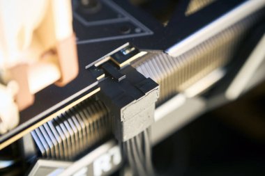 Polonya, Avrupa 02.04.2025 grafik kartına bağlı 12VHPWR güç kablosu