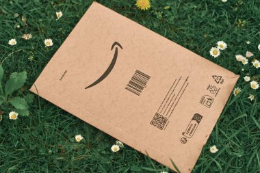 Amazon 'dan gelen çevrimiçi sipariş paketi 05.05.2025 Polonya Avrupa