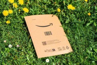 Vahşi çiçeklerin arasında yatan Amazon postacısı 05.05.2025 Polonya Avrupa