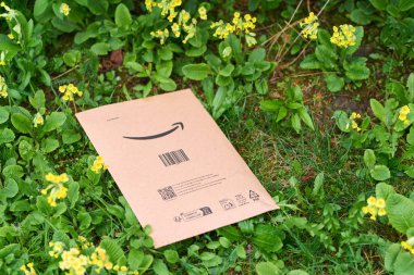 Amazon paket teslimat paketi yeşil çimen 05.05.2025 Polonya Avrupa