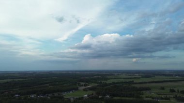 Yeşil kırsal arazinin üzerindeki bulut katmanları