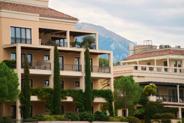 Deniz manzaralı, marina yakınlarındaki modern lüks daire.