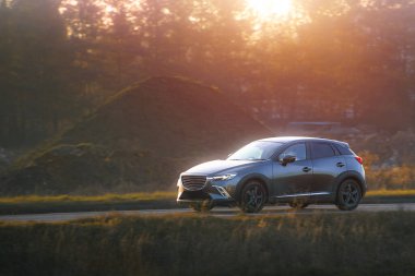 Hatchback güneşli şehir ortamında geziniyor