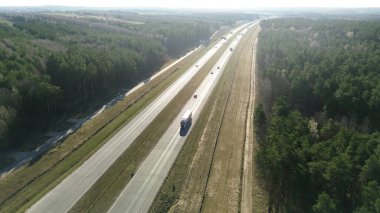 Otoyol trafiğinin panoramik hava görüntüsü