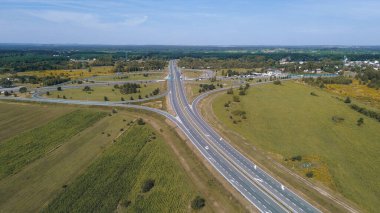 Ormandan geçen araçlı kırsal otoyol