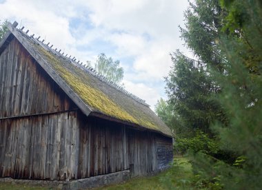 Kırsal alanda eskimiş ahşap ahır