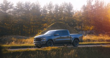 Toprak yola park etmiş güçlü bir kamyonet.