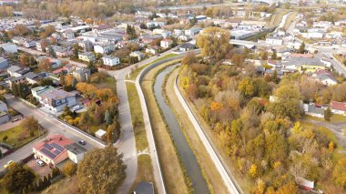 Nehir ve park manzaralı manzara şehir silüeti