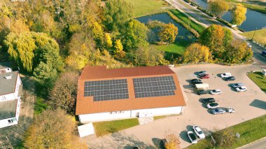 Çevre dostu evin çatısında güneş paneli kurulumu