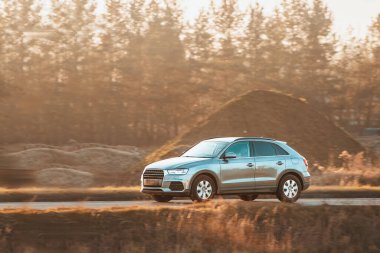 Aile cipi gün batımında kırsal yolda gidiyor.