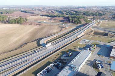 Karavan doğada asfalt yolda ilerliyor.