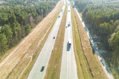 Büyük kamyon boş yolda ilerliyor.
