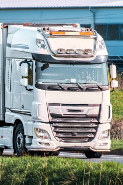 Uzun yol kamyoncusu kırsal yoldan geçiyor.