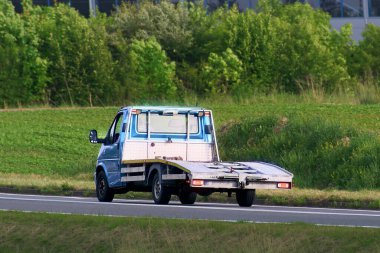 Gece yarısı yol kenarındaki boş kurtarma kamyonu
