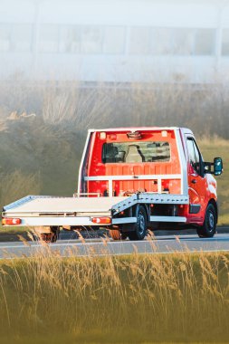 Kırsal kesimde araç kurtarma kamyonu