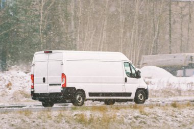 Kırsal çevrede gezinen servis aracı