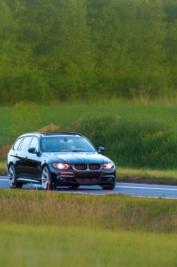 Görünür alaşımlı tekerlekleri olan Wagon tarzı bir araba.