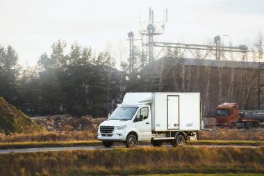 Taşıma aracı kırsal bölgeden geçiyor.